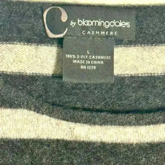 C BY BLOOMINGDALES. 2 ply Cashmere Sweater size Large gray stripe sequin heart - Picture 4 of 4
